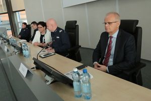 Wizyta Minister Spraw Wewnętrznych Teresy Piotrowskiej w KWP w Katowicach - stół prezydialny