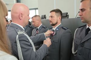 Śląski Komendant Wojewódzki Policji wręcza odznaczenie
