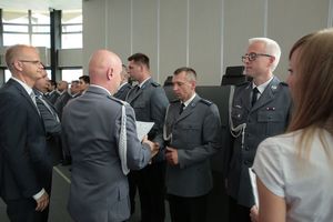 Śląski Komendant Wojewódzki Policji wręcza nominację na wyższy stopień