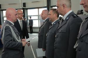 Śląski Komendant Wojewódzki Policji wręcza nominację na wyższy stopień