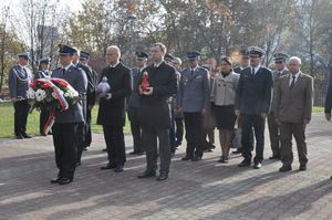 Policjanci składają wieńce na Grobie Policjanta Polskiego