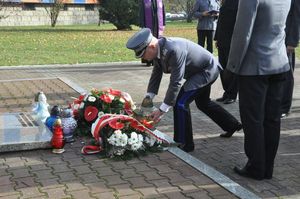 Policjanci składają wieńce na Grobie Policjanta Polskiego