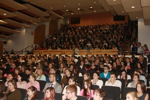 studenci na auli podczas debaty