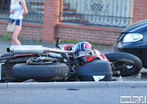 Na zdjęciu widoczny rozbity motocykl