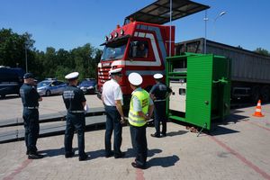 Mobilna stacja kontroli pojazdów we wspólnej akcji Policji z ITD