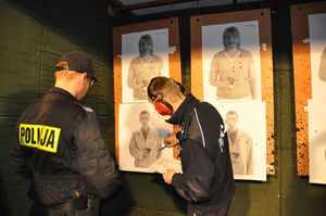 Policjanci podczas rywalizacji w sprawdzianie umiejętności strzeleckich