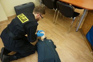 Policjanci podczas rywalizacji w sprawdzianie umiejętności udzielania pierwszej pomocy