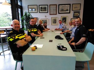 Policjanci z Polski i Holandii siedzą przy stole