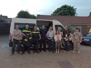 Pamiątkowe zdjęcie policjantów z Polski i Holandii wraz z osobami współpracujących służb i instytucji.