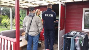 Polscy i holenderscy policjanci podczas kontroli miejsc zamieszkania Polaków pracujących w Holandii.