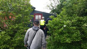 Polski policjant podczas kontroli miejsc zamieszkania Polaków pracujących w Holandii.