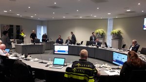 Zdjęcie przedstawia siedzące na sali konferencyjnej osoby: m.in. polskich i holenderskich policjantów oraz przedstawicieli holenderskich instytucji.