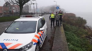 Na zdjęciu polscy i holenderscy policjanci stojący za radiowozem holenderskiej policji, który znajduje się na pierwszym planie.