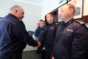 Komendant Wojewódzki Policji w Katowicach nadinsp. Krzysztof Justyński gratuluje mianowanemu oficerowi