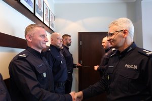 Zastępca Komendanta Wojewódzkiego Policji w Katowicach mł. insp. Mariusz Krzystyniak gratuluje nowo mianowanemu oficerowi