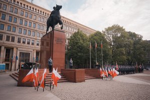 Obchody Dnia Flagi Państwowej pod pomnikiem Marszałka Józefa Piłsudskiego na placu Bolesława Chrobrego w Katowicach. Warta honorowa oraz rozpoczęcie uroczystości.