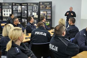 na zdjęciu prelegenci oraz uczestnicy szkolenia - umundurowani policjanci