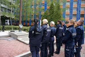 zdjęcie przedstawia umundurowanych policjantów stojących przy Grobie Policjanta Polskiego