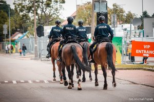 Zabezpieczenie meczu w Tychach. Policjanci na koniach służbowych