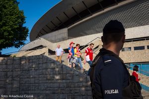 Policjanci obserwują kibiców zmierzających na mecz