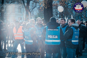 Policjanci zespołu antykonfliktowego podczas spotkania