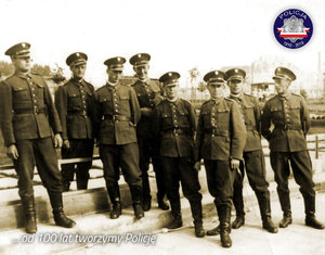 Zdjęcie archiwalne z okresu międzywojennego: zdjęcie grupowe policjantów