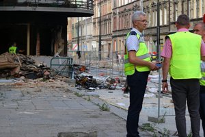 na zdjęciu dowódca akcji policyjnej - mł. insp. Mariusz Krzystyniak przed mieszkaniem, w którym doszło do wybuchu
