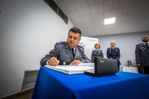 Zastępca Komendanta Wojewódzkiego Policji w Katowicach insp. Piotr Kucia dokonuje wpisu do księgi pamięci