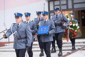 Policjanci z Kompanii Honorowej Oddziału Prewencji Policji w Katowicach wychodzą z kościoła