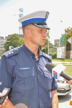 Podkom. Tomasz Bratek z Wydziału Ruchu Drogowego KWP w Katowicach podczas rozmowy z mediami