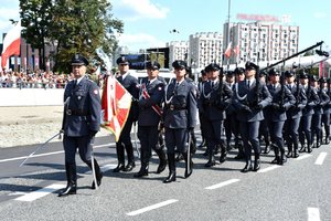 funkcjonariusze Wojska Polskiego podczas defilady