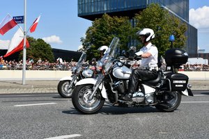 na pierwszym planie dwa motocykle wojskowe biorące udział w uroczystej defiladzie