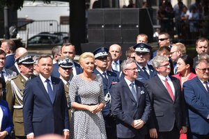 Na zdjęciu widać Prezydenta Polski wraz z małżonka za nimi stoją Zastępca Komendanta Głównego Policji wraz z Komendantem Wojewódzkim Policji w Katowicach