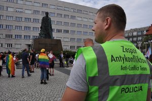 Policjant zespołu antykonfliktowego policji na Placu Sejmu Śląskiego
