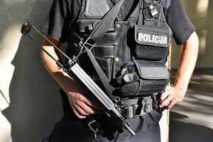 Zbliżenie na uzbrojonego policjanta