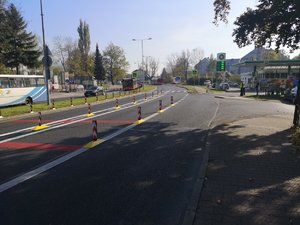 Widok drogi w Bielsku-Białej z nowym oznakowaniem poziomym i pionowym w obrębie przejścia dla pieszych