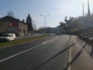 Widok drogi w Bielsku-Białej z nowym oznakowaniem poziomym i pionowym
