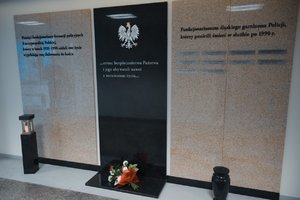 Zdjęcie kolorowe. tablica pamięci w KWP w Katowicach