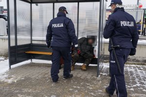 Policjanci kontrolują miejsca, w których mogą przebywać osoby bezdomne takie, jak przystanki autobusowe