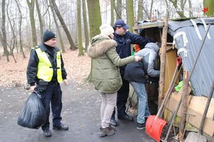 Policjanci kontrolują miejsca, w których mogą przebywać osoby bezdomne
