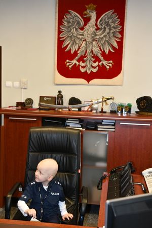 Kubuś w gabinecie Generała, siedzi na jego miejscu za biurkiem