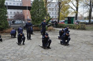 policjanci podczas pokazu musztry paradnej