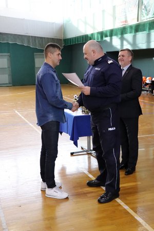 Komendant Wojewódzki Policji w Katowicach wręcza dyplom zawodnikowi