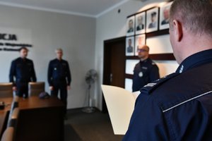 Mł. insp. Sławomir Zynek – Naczelnik Wydziału Kadr Komendy Wojewódzkiej Policji w Katowicach odczytuje rozkaz personalny.