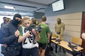 Młodzież oglądająca sprzęt kontrterrorystów podczas zawodów na AWF