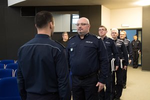 Zdjęcie kolorowe. Przedstawia Komendanta Wojewódzkiego Policji w Katowicach oraz jego Zastępców