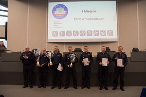 Zdjęcie kolorowe. Przedstawia Komendanta Wojewódzkiego Policji w Katowicach wraz z Zastępcami oraz zwycięzców Spartakiady