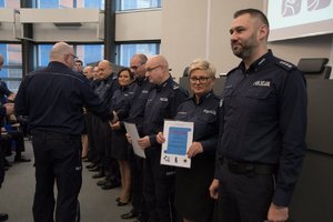 Zdjęcie kolorowe. Przedstawia Komendanta Wojewódzkiego Policji w Katowicach wraz z Zastępcami oraz zwycięzców Ligi Strzeleckiej
