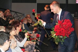przewodniczący wręcza róże