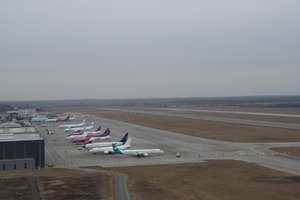 Zdjęcie kolorowe. Widok z wieży kontroli lotów na teren lotniska